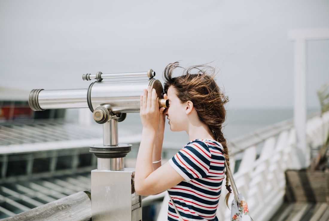 Kahvaltı büfesinde restoran etiketi kullanımı